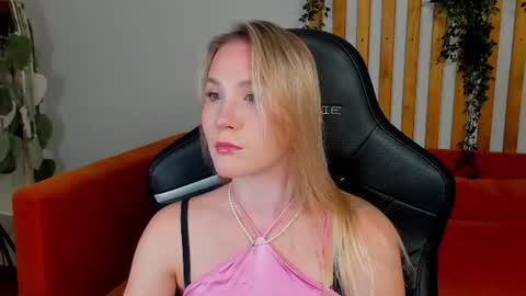 Snapshot of elaravoltage chatting on 21, 7, 2026 elaravoltage online show from 21, 7, 2026