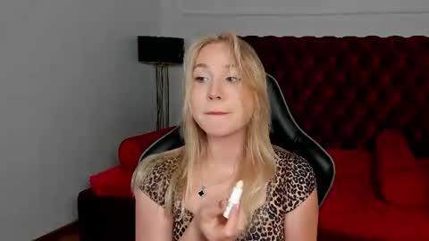 Snapshot of elaravoltage chatting on 3, 8, 2026 elaravoltage online show from 3, 8, 2026