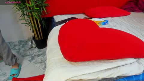 Snapshot of elena_and_derek chatting on 28, 12, 2024 Elena Derek online show from 28, 12, 2024