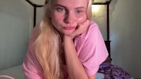 Snapshot of elie_ci chatting on 1, 2, 2025 online show from 1, 2, 2025