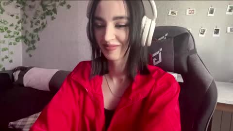 Snapshot of elinorashfield chatting on 7, 5, 2026 Milica online show from 7, 5, 2026