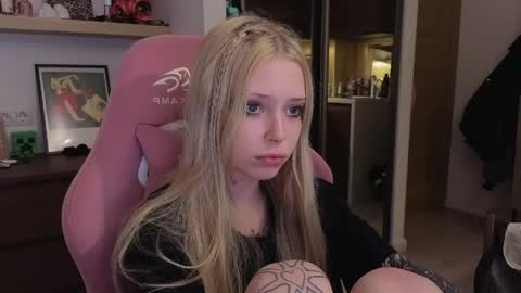 Snapshot of eliza_sadcat chatting on 6, 4, 2026 Elizabeth online show from 6, 4, 2026