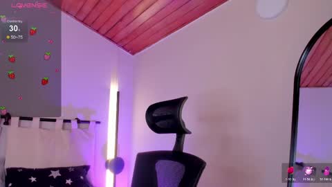 Snapshot of ella__olmos chatting on 1, 4, 2026 Ella Olmos online show from 1, 4, 2026