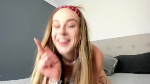 Snapshot of ellajadeexx chatting on 5, 4, 2026 ellaaaa online show from 5, 4, 2026