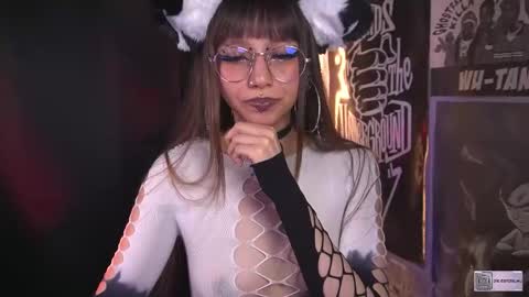 Snapshot of elle_uwu chatting on 30, 10, 2025 follow me on instagram . online show from 30, 10, 2025
