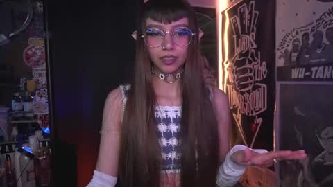 Snapshot of elle_uwu chatting on 1, 12, 2025 follow me on instagram . online show from 1, 12, 2025