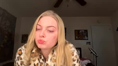 Snapshot of ellejess chatting on 8, 3, 2026 ellejess online show from 8, 3, 2026