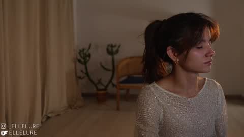 Linda Restrepo online show from 6, 2, 2025