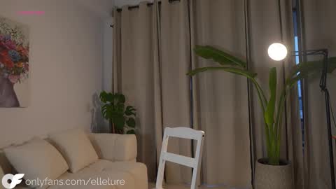 Snapshot of ellelure_ chatting on 8, 1, 2026 Linda Restrepo online show from 8, 1, 2026