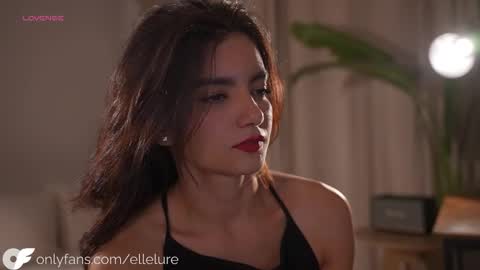 Snapshot of ellelure_ chatting on 3, 2, 2026 Linda Restrepo online show from 3, 2, 2026