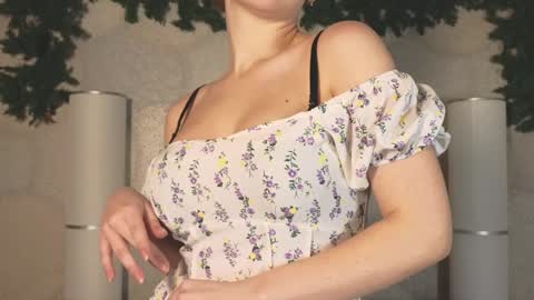 Snapshot of elliephant_ chatting on 8, 1, 2025 just Emily online show from 8, 1, 2025