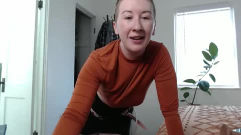 Ellie Rowyn online show from 12, 11, 2025