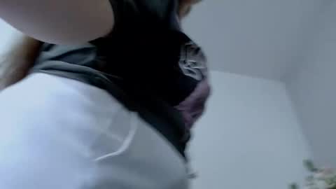 Snapshot of ellies_8 chatting on 9, 4, 2026 Ellie online show from 9, 4, 2026