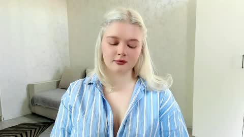 Snapshot of ellilovv chatting on 3, 4, 2026 ellilovv online show from 3, 4, 2026