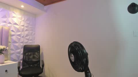 Snapshot of ellye_evans_ chatting on 14, 7, 2026 Ellye online show from 14, 7, 2026