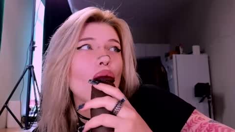 Snapshot of elvenmilk chatting on 3, 5, 2026 Ciri online show from 3, 5, 2026