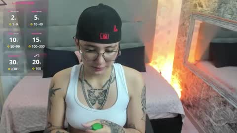 Snapshot of emahills__axelrose chatting on 9, 10, 2025 emahills__axelrose online show from 9, 10, 2025