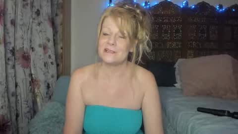 Snapshot of emberpheonixxx chatting on 16, 10, 2025 Ember Pheonixxx online show from 16, 10, 2025