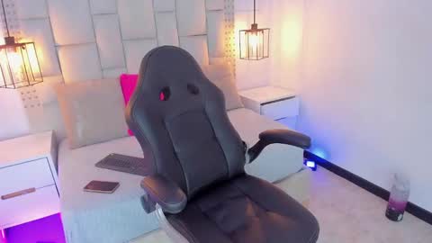 Snapshot of emelie_ch_ chatting on 4, 12, 2024 Emily online show from 4, 12, 2024