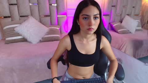 Snapshot of emelie_ch_ chatting on 10, 1, 2025 Emily online show from 10, 1, 2025