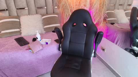 Snapshot of emelie_ch_ chatting on 11, 1, 2025 Emily online show from 11, 1, 2025