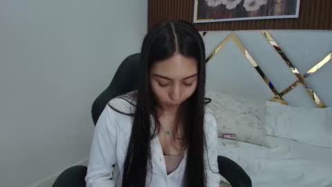 Snapshot of emelie_ch_ chatting on 3, 12, 2025 Emily online show from 3, 12, 2025