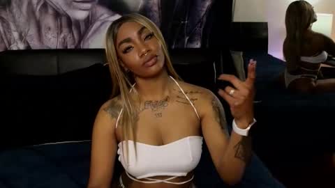 anyelii  online show from 11, 11, 2025