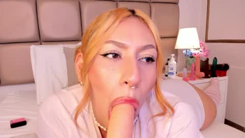 Snapshot of emiily_roberts1 chatting on 11, 1, 2025 EMILY ROBERTS online show from 11, 1, 2025