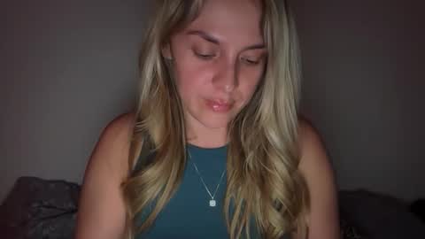 Snapshot of emilelovesyou chatting on 24, 4, 2026 emilelovesyou online show from 24, 4, 2026