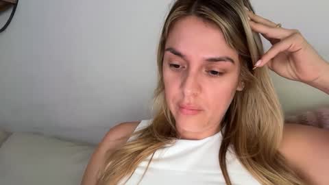 Snapshot of emilelovesyou chatting on 25, 4, 2026 emilelovesyou online show from 25, 4, 2026
