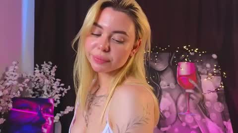 Snapshot of emiliadent chatting on 8, 5, 2026 emiliadent online show from 8, 5, 2026