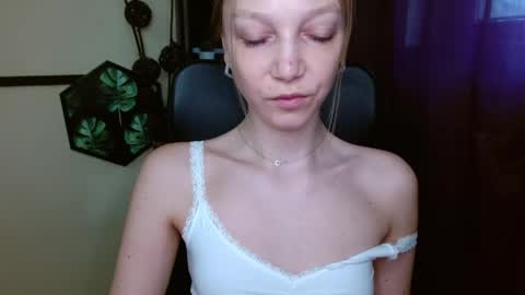 Snapshot of emilly_xkiss chatting on 21, 4, 2026 Emilly online show from 21, 4, 2026