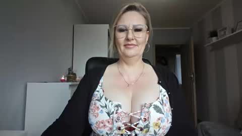 Snapshot of emillykiss chatting on 27, 2, 2026 EmillyLove online show from 27, 2, 2026