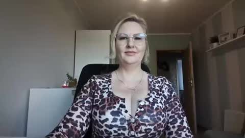 Snapshot of emillykiss chatting on 4, 3, 2026 EmillyLove online show from 4, 3, 2026