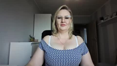 Snapshot of emillykiss chatting on 11, 3, 2026 EmillyLove online show from 11, 3, 2026