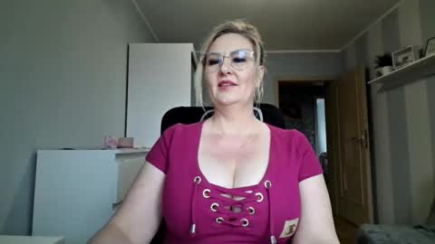 Snapshot of emillykiss chatting on 14, 3, 2026 EmillyLove online show from 14, 3, 2026