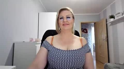 Snapshot of emillykiss chatting on 28, 3, 2026 EmillyLove online show from 28, 3, 2026