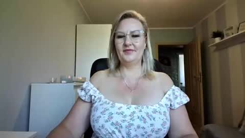 Snapshot of emillykiss chatting on 27, 5, 2026 EmillyLove online show from 27, 5, 2026