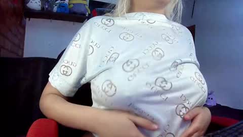 Snapshot of emily_katz chatting on 6, 3, 2025 Julieta online show from 6, 3, 2025