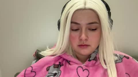 Snapshot of emily_morning_dew chatting on 19, 12, 2025 emily_morning_dew online show from 19, 12, 2025