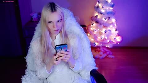 Snapshot of emily_nyaffe chatting on 23, 12, 2024 Lia online show from 23, 12, 2024