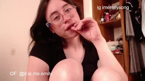 Snapshot of emily_pearl_ chatting on 8, 4, 2026 emily_pearl_ online show from 8, 4, 2026
