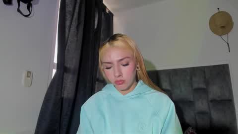 Snapshot of emily_pons chatting on 6, 3, 2026 Emi online show from 6, 3, 2026