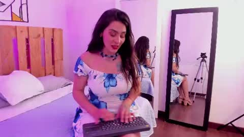 Snapshot of emily_sartre chatting on 7, 7, 2026 Emilly online show from 7, 7, 2026