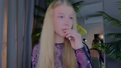 Snapshot of emily_shepard chatting on 19, 3, 2026 emily shepard online show from 19, 3, 2026