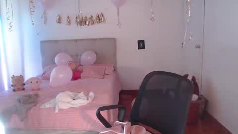 Snapshot of emily_swan_04 chatting on 4, 1, 2025 Emily Swan online show from 4, 1, 2025