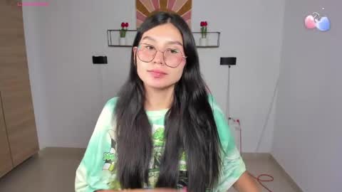 Snapshot of emily_villamil_ chatting on 21, 4, 2026 Emi online show from 21, 4, 2026