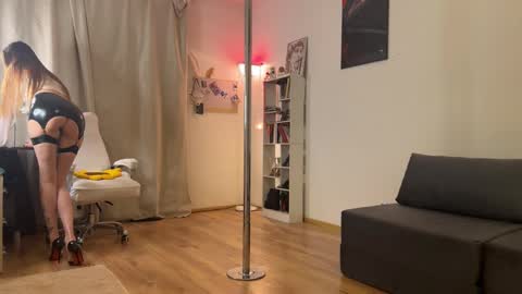 Snapshot of emily_w0w_ chatting on 23, 3, 2026 Lia online show from 23, 3, 2026