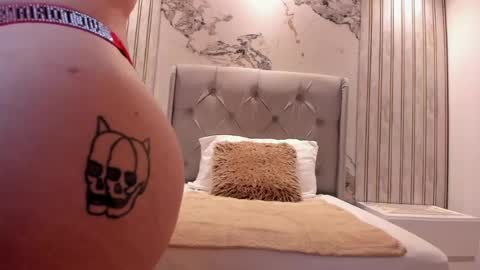 Snapshot of emilyangel1 chatting on 16, 4, 2026 E M Y L Y online show from 16, 4, 2026