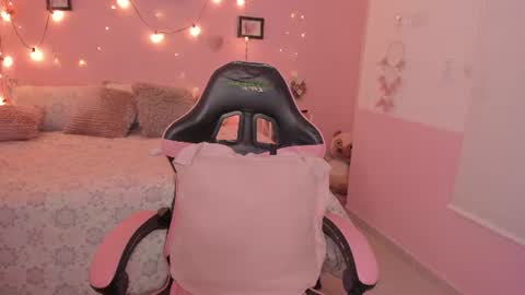 Snapshot of emilyharrix chatting on 4, 7, 2026 Emily online show from 4, 7, 2026
